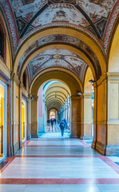 İtalyan kasabası Bolonya 'nın tarihi merkezinde kapalı bir atari salonu manzarası.