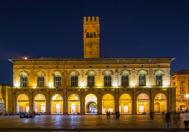 İtalya 'nın Bologna kentindeki aydınlık podesta sarayının gece manzarası