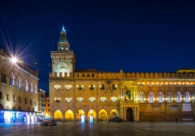 İtalya, Bologna 'daki aydınlık Palazzo d Accuriso' nun gece manzarası