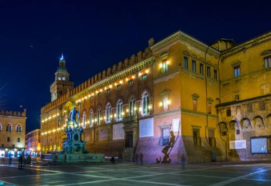 gece zaman Bologna Neptün Çeşmesi. İtalya.