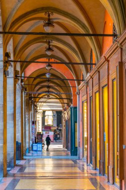 İtalyan kasabası Bolonya 'nın tarihi merkezinde kapalı bir atari salonu manzarası.