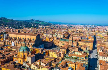 İtalyan şehri Bolonya 'daki Piazza Maggiore' un hava manzarası