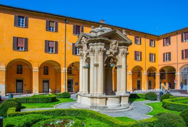 Bolonya 'daki belediye meclisi binasının içindeki eski bir kuyu manzarası