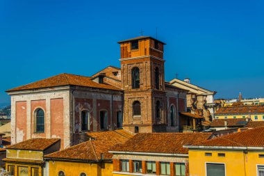 İtalyan şehri Verona 'daki renkli yüzlü evlerin manzarası