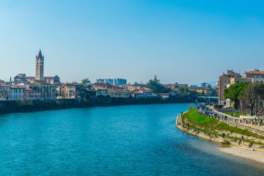 İtalya 'nın Verona şehrinde Adige Nehri' nin kıyısında.