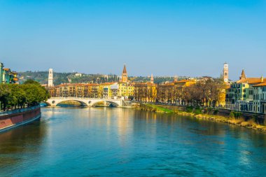 Ponte della vittoria ve Adige 'in nehir kıyısında İtalyan şehri Verona' da.