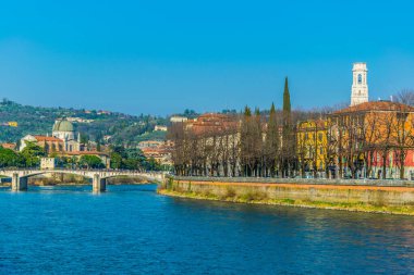 Adige Riverside Verona Kilisesi San Giorgio in braide and Cathedral Santa Maria matricolare