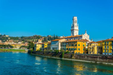 İtalya 'da Katedral Santa Maria matricolare Adige Nehri' ni yansıtan Verona