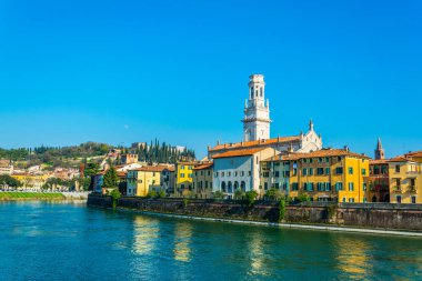 İtalya 'da Katedral Santa Maria matricolare Adige Nehri' ni yansıtan Verona