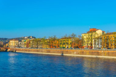 İtalya 'nın Verona şehrinde Adige Nehri' nin kıyısında.