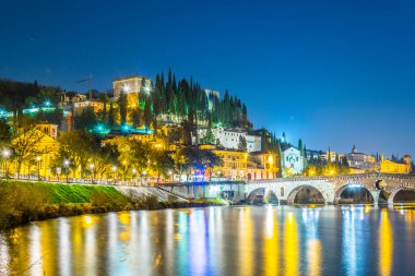 Ponte di Pietra ve Castel San Pietro Verona, İtalya,