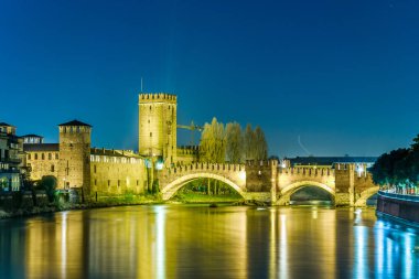 Kuzey İtalya, Verona 'da gece aydınlanmasında Castelvecchio.