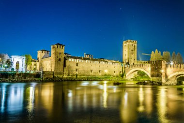Kuzey İtalya, Verona 'da gece aydınlanmasında Castelvecchio.