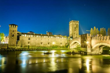 Kuzey İtalya, Verona 'da gece aydınlanmasında Castelvecchio.