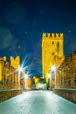 İtalyan kenti Verona 'da aydınlatılmış ponte scaligero köprüsü