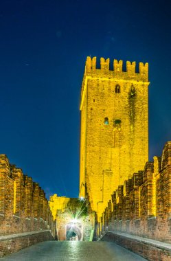 İtalyan kenti Verona 'da aydınlatılmış ponte scaligero köprüsü