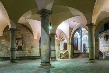 İtalya 'nın Bergamo kentindeki Ragione Sarayı' nın altındaki birkaç sütunun gece görüşü