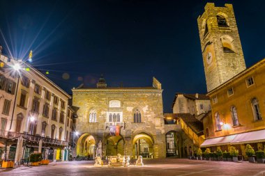 İtalya 'nın Bergamo kentindeki Ragione Sarayı ve Torre Civica' nın gece görüşü
