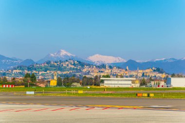 Bergamo havalimanı Bergamo şehrinin ve Alplerin hemen altında yer almaktadır.