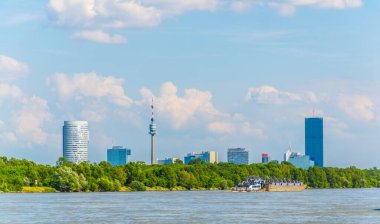 Viyana uluslararası merkez kompleksi Tuna Nehri 'ni yansıtıyor