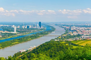 Viyana 'daki Kahlenberg Tepesi' nden Danube Nehri, Donauinsel Adası ve Viyana Uluslararası Merkezi 'nin havadan görünüşü