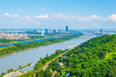 Viyana 'daki Kahlenberg Tepesi' nden Danube Nehri, Donauinsel Adası ve Viyana Uluslararası Merkezi 'nin havadan görünüşü