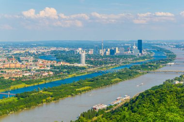 Viyana 'daki Kahlenberg Tepesi' nden Danube Nehri, Donauinsel Adası ve Viyana Uluslararası Merkezi 'nin havadan görünüşü