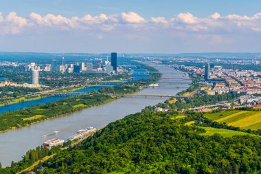 Viyana 'daki Kahlenberg Tepesi' nden Danube Nehri, Donauinsel Adası ve Viyana Uluslararası Merkezi 'nin havadan görünüşü