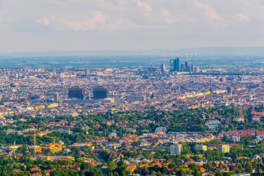 Viyana 'nın tarihi merkezinin havadan görünüşü içinde stephamsdom Katedrali Belvedere Sarayı, Karlskirche Kilisesi ve Kahlenberg Tepesi' nden birçok manzara da var.