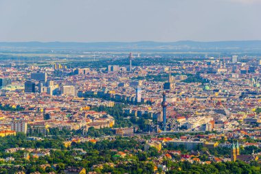 Viyana 'nın tarihi merkezinin havadan görünüşü içinde stephamsdom Katedrali Belvedere Sarayı, Karlskirche Kilisesi ve Kahlenberg Tepesi' nden birçok manzara da var.