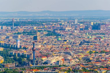 Viyana 'nın tarihi merkezinin havadan görünüşü içinde stephamsdom Katedrali Belvedere Sarayı, Karlskirche Kilisesi ve Kahlenberg Tepesi' nden birçok manzara da var.