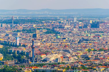Viyana 'nın tarihi merkezinin havadan görünüşü içinde stephamsdom Katedrali Belvedere Sarayı, Karlskirche Kilisesi ve Kahlenberg Tepesi' nden birçok manzara da var.