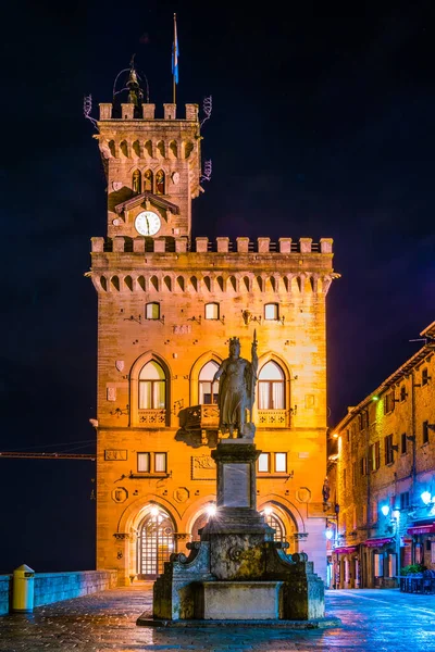 San Marino 'daki Palazzo Pubblico (Halk Sarayı) önünde bulunan Özgürlük Heykeli' nin gece manzarası