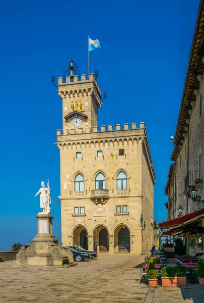 Palazzo Pubblico (Halk Sarayı), San Marino şehrinin belediye binasıdır.