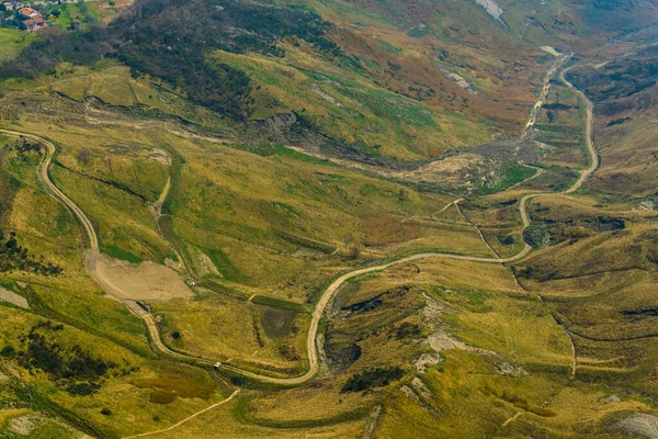 Dönek bir dağ yolunun hava manzarası