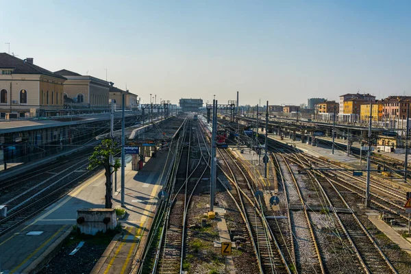 İtalya 'daki Bologna merkez tren istasyonunun hava görüntüsü..