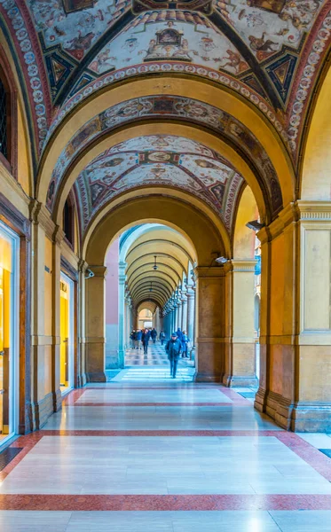 İtalyan kasabası Bolonya 'nın tarihi merkezinde kapalı bir atari salonu manzarası.