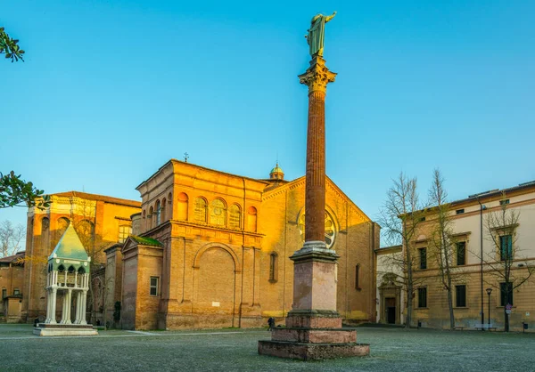 sütun görünümü ile saint dominic heykeli ve basilica san domenico, bologna, İtalya