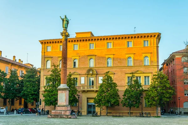 Saint Dominic, Bologna, İtalya heykeli olan sütun manzarası