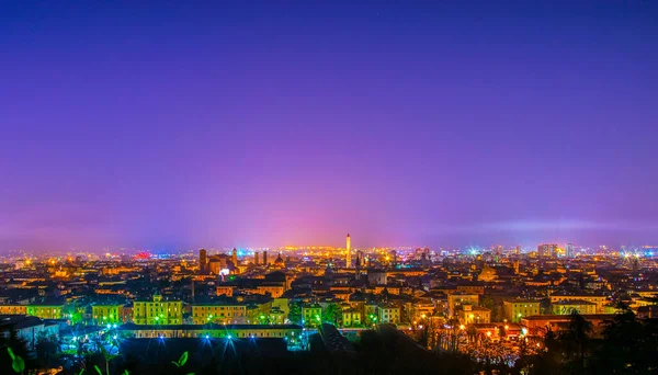 Nocny Widok Lotu Ptaka Włoskiego Miasta Bolonia — Zdjęcie stockowe