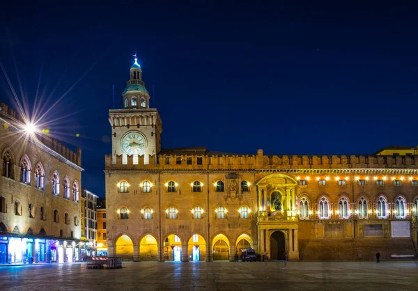 Veduta Notturna Del Palazzo Illuminato Accuriso Bologna — Foto Stock