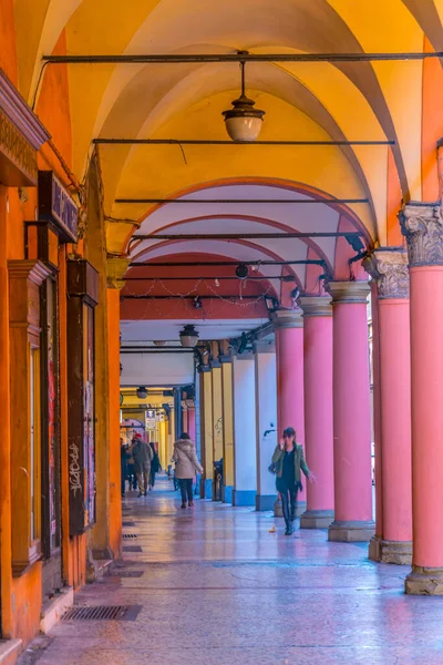 İtalyan kasabası Bolonya 'nın tarihi merkezinde kapalı bir atari salonu manzarası.