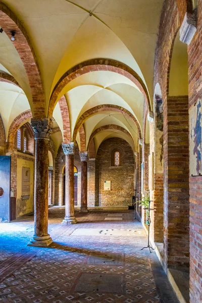 Santo Stefano Bazilikası, Bologna, İtalya