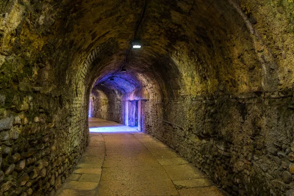 İtalyan şehri Verona 'daki Roma arenasının içinde bir tünel görünüyor..