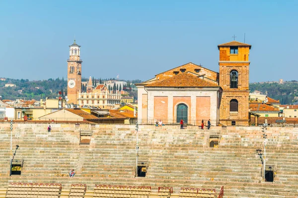 Talya Nın Verona Kentindeki Roma Arenasının Arkasında Çeşitli Binaların Cepheleri — Stok fotoğraf