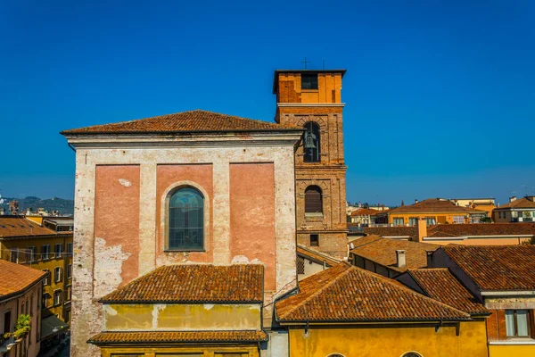 İtalyan şehri Verona 'daki renkli yüzlü evlerin manzarası