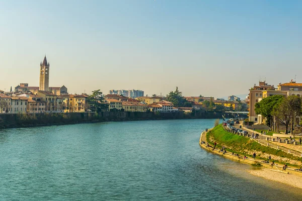 İtalya 'nın Verona şehrinde Adige Nehri' nin kıyısında.