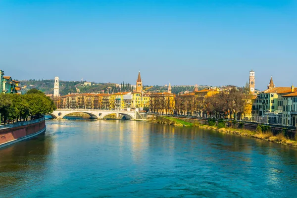 Ponte della vittoria ve Adige 'in nehir kıyısında İtalyan şehri Verona' da.