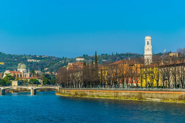 Adige Riverside Verona Kilisesi San Giorgio in braide and Cathedral Santa Maria matricolare