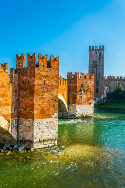 Verona, İtalya 'da Adige Nehri ve Ponte Scaligero ve Castelvecchio